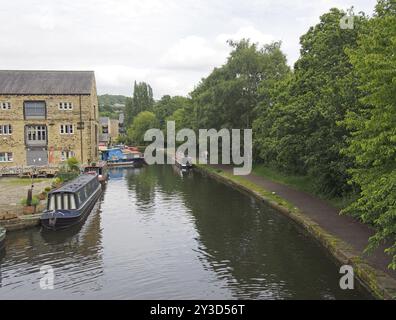 Sowerby Bridge, West yorkshire, vereinigtes Königreich, 14. juni 2019: Menschen und Boote rund um den Kai befinden sich auf dem Kanal in sowerby Bridge Stockfoto