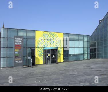 Manchester, vereinigtes Königreich, 24. märz 2022: Schilder rund um den Vordereingang des Nationalfußballmuseums im Stadtzentrum von manchester Stockfoto