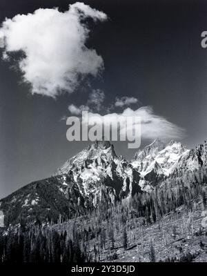 BW2087-00..... WYOMING – Clounds over Grand Teton im Grand Teton National Park. Stockfoto