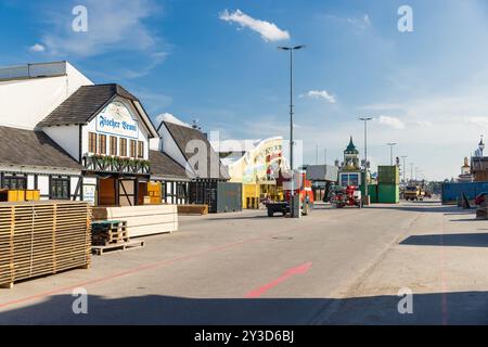 MÜNCHEN, DEUTSCHLAND - AUGUST 30: Einrichtung des jährlichen Oktoberfestes in München am 30. August 2024 Stockfoto