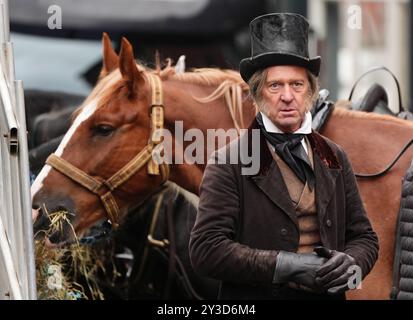 Während der Dreharbeiten von Guillermo del Toros Frankenstein in Edinburgh werden am Set Extras gecastet. Bilddatum: Freitag, 13. September 2024. Stockfoto