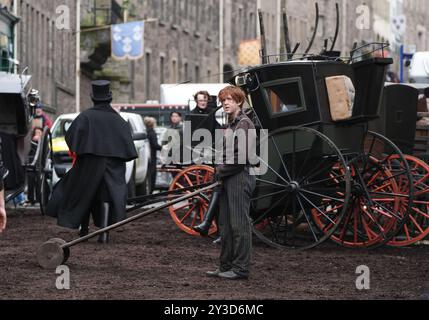 Während der Dreharbeiten von Guillermo del Toros Frankenstein in Edinburgh werden am Set Extras gecastet. Bilddatum: Freitag, 13. September 2024. Stockfoto