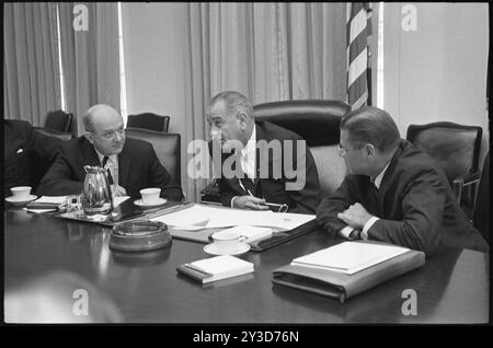 US-Außenminister Dean Rusk (links), Präsident Lyndon Baines Johnson (Mitte) und Verteidigungsminister Robert McNamara (rechts) treffen sich an einem Tisch nach McNamaras Rückkehr aus Südvietnam, Washington, District of Columbia, 21. Juli 1965. Foto von Warren K Leffler/US News und World Report Magazine Photographie Collection Stockfoto