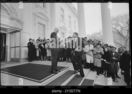 Präsident Dwight D Eisenhower (1890–1969) schüttelt sich die Hand mit dem lächelnden designierten Präsidenten John F. Kennedy (1917–1963) auf den Stufen des Weißen Hauses, Washington, District of Columbia, 6. Dezember 1960. Foto von Warren K Leffler/US News und World Report Magazine Photographie Collection Stockfoto