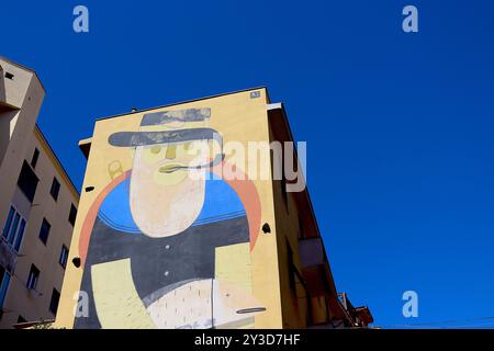 IL Pescatore (der Fischer) malte am Ende eines vierstöckigen Wohnblocks in Civitavecchia, Italien vom Straßenkünstler Agostino Lacurciorey im Juni Stockfoto