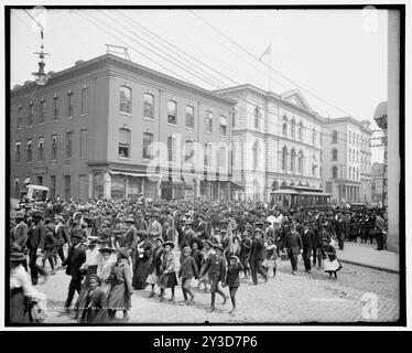 Das Foto zeigt eine Emanzipation Day-Parade auf der Main Street in Richmond, Richmond, Virginia, um 1905. Foto von Detroit Publishing Company Stockfoto