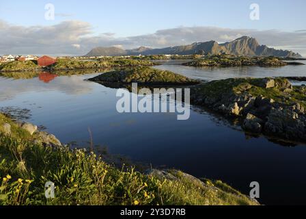 Küstenlandschaft in der Nähe von Andenes im Licht der Mitternachtssonne, Andoeya, Vesteralen, Nordland, Norwegen, Europa Stockfoto