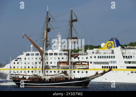 SS Auge des Windes vor der MS Hamburg, Flensburg, Schleswig-Holstein, Deutschland, Europa Stockfoto