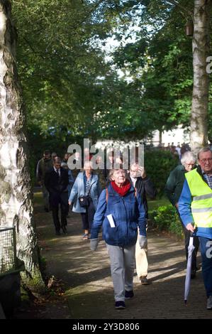 Husum - Schwesing, Schleswig-Holstein unter dem Titel Gedenkstrecke 13 Wochen finden am 13. Septbember 2024 die Aufaktveranstaltung statt. Hier: Teilnehmende gehen durch den Husumer Ostfriedhof. Aufnahme vom 13.09.2024, Husum *** Husum Schwesing, Schleswig Holstein unter dem Titel Memorial Route 13 Weeks findet die Eröffnungsveranstaltung am 13.09.2024 statt hier spazieren die Teilnehmer durch den Husumer Ostfriedhof Foto aufgenommen am 13.09.2024, Husum Stockfoto