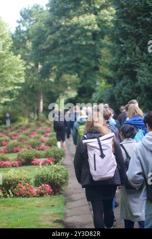 Husum - Schwesing, Schleswig-Holstein unter dem Titel Gedenkstrecke 13 Wochen finden am 13. Septbember 2024 die Aufaktveranstaltung statt. Hier: Teilnehmende gehen durch den Husumer Ostfriedhof. Aufnahme vom 13.09.2024, Husum *** Husum Schwesing, Schleswig Holstein unter dem Titel Memorial Route 13 Weeks findet die Eröffnungsveranstaltung am 13.09.2024 statt hier spazieren die Teilnehmer durch den Husumer Ostfriedhof Foto aufgenommen am 13.09.2024, Husum Stockfoto