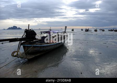 Sonnenuntergang am Ao Nang Beach, Krabi, Thailand, Asien Stockfoto