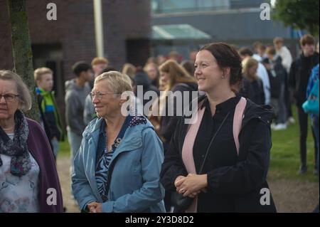 Husum - Schwesing, Schleswig-Holstein unter dem Titel Gedenkstrecke 13 Wochen finden am 13. Septbember 2024 die Aufaktveranstaltung statt. Hier:Anke Spoorendonk, deutsche Politikerin dänischer Nationalität SSW, 2012 bis 2017 schleswig-holsteinische Ministerin für Justiz, Kultur und Europa im Kabinett Albig nebst Sybilla Nitsch, Politikerin SSW, Landtagsabgeordnete Schleswig-Holstein zu Beginn der Veranstaltung an der Husumer Kleikuhle. Aufnahme vom 13.09.2024, Husum *** Husum Schwesing, Schleswig Holstein unter dem Titel Gedenkstrecke 13 Wochen findet die Eröffnungsveranstaltung am 13. September statt Stockfoto