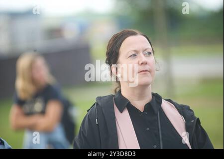 Husum - Schwesing, Schleswig-Holstein unter dem Titel Gedenkstrecke 13 Wochen finden am 13. Septbember 2024 die Aufaktveranstaltung statt. Hier: Sybilla Nitsch, Politikerin SSW, Landtagsabgeordnete Schleswig-Holstein zu Beginn der Veranstaltung an der Husumer Kleikuhle. Aufnahme vom 13.09.2024, Husum *** Husum Schwesing, Schleswig Holstein unter dem Titel Gedenkstrecke 13 Wochen die Eröffnungsveranstaltung findet am 13. September 2024 hier Sybilla Nitsch, Politikerin SSW, Landtagsabgeordnete Schleswig Holstein zu Beginn der Veranstaltung in der Husumer Kleikuhle statt Foto aufgenommen am 13 09 2024, Hu Stockfoto