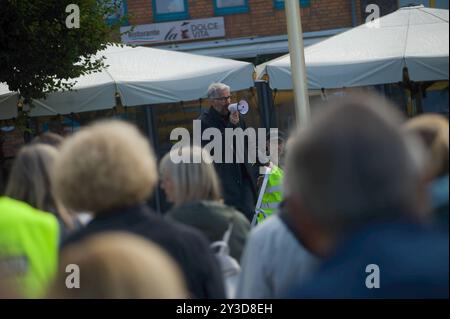 Husum - Schwesing, Schleswig-Holstein unter dem Titel Gedenkstrecke 13 Wochen finden am 13. Septbember 2024 die Aufaktveranstaltung statt. Hier: Es spricht Pastor Friedemann Magaard auf der Kundgebung an der Husumer Kleikuhle. Aufnahme vom 13.09.2024, Husum *** Husum Schwesing, Schleswig Holstein unter dem Titel Gedenkstrecke 13 Wochen die Eröffnungsveranstaltung findet am 13.09.2024 statt hier spricht Pastor Friedemann Magaard bei der Kundgebung auf der Husumer Kleikuhle Foto aufgenommen am 13.09.2024, Husum Stockfoto