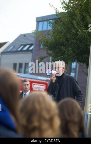 Husum - Schwesing, Schleswig-Holstein unter dem Titel Gedenkstrecke 13 Wochen finden am 13. Septbember 2024 die Aufaktveranstaltung statt. Hier: Es spricht Pastor Friedemann Magaard auf der Kundgebung an der Husumer Kleikuhle. Aufnahme vom 13.09.2024, Husum *** Husum Schwesing, Schleswig Holstein unter dem Titel Gedenkstrecke 13 Wochen die Eröffnungsveranstaltung findet am 13.09.2024 statt hier spricht Pastor Friedemann Magaard bei der Kundgebung auf der Husumer Kleikuhle Foto aufgenommen am 13.09.2024, Husum Stockfoto