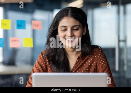 Closeup Mitarbeiter Firma Smile arbeitet mit einem Laptop, eine Geschäftsfrau ist mit den Ergebnissen der Aktivitäten im Büro am Arbeitsplatz zufrieden, eine Geschäftsfrau erstellt einen Finanzbericht. Stockfoto