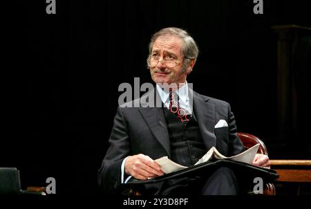 Julian Wadham (Humphrey Atkins) in DIESEM HAUS von James Graham am Olivier Theatre, National Theatre (NT), London SE1 28/02/2013 Design: Rae Smith Beleuchtung: Paul Anderson Regisseur: Jeremy Herrin Stockfoto