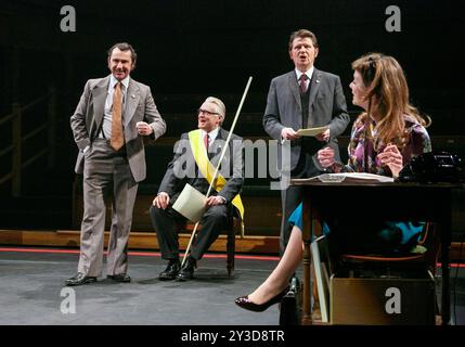 l-r: Phil Daniels (Bob Mellish), David Hounslow (Joe Harper), Reece DINSDALE (Walter Harrison), Lauren O'Neil (Ann Taylor) in DIESEM HAUS von James Graham im Olivier Theatre, National Theatre (NT), London SE1 28/02/2013 Design: Rae Smith Beleuchtung: Paul Anderson Regisseur: Jeremy Herrin Stockfoto