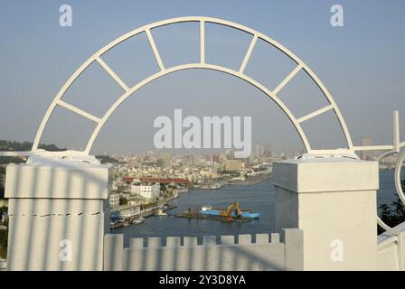 Blick auf den Hafen von Kaohsiung von Chichintao, Kaohsiung, Taiwan, Asien Stockfoto