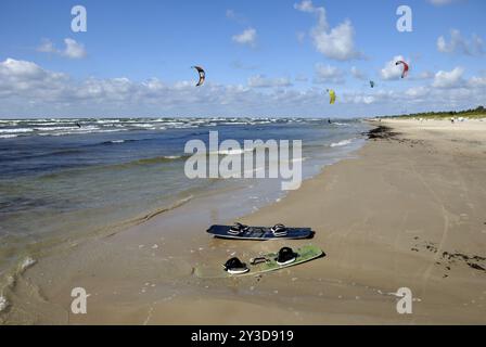 Kitesurfer am Strand in Liepaja, Lettland, Europa Stockfoto