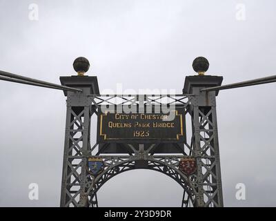 Chester. Cheshire, Vereinigtes Königreich, 20. März 2024: Queens Park Suspension Bridge über den Fluss Dee in Chester, Europa Stockfoto