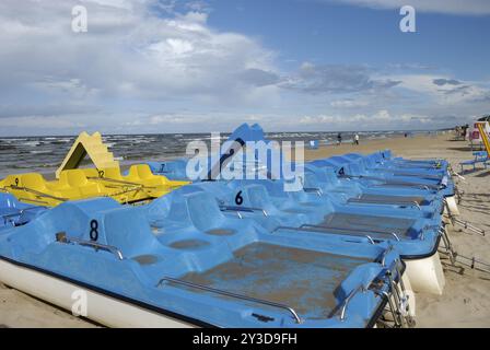 Tretboote am Strand von Majori, Jurmala, Lettland, Europa Stockfoto