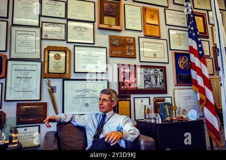 Anthony Fauci, MD, Direktor des National Institute of Allergy and Infectious Diseases der National Institutes of Health (NIH), saß in seinem Büro, Bethesda, Maryland, 2003. Foto von Michael Geissinger Stockfoto