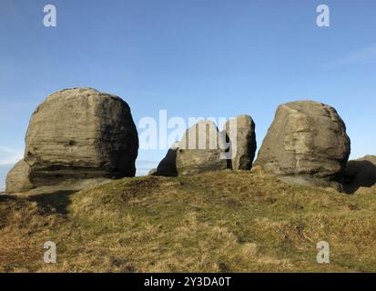 Blick auf die Bridestone eine große Gruppe von Gritstone Felsformationen in West yorkshire Landschaft in der Nähe von todmorden Stockfoto