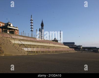 Der Fußgängerweg in der Nähe des nordpiers von blackpool mit Bänken und Schutz an der Promenade Stockfoto