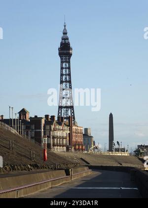 Blick auf den blackpool Tower von der Promenade mit den Stadtgebäuden bei Nachmittagssonne Stockfoto