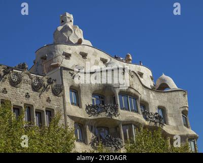 Nahaufnahme einer künstlerisch gestalteten Fassade eines Jugendstilgebäudes unter einem hellblauen Himmel, barcelona, mittelmeer, spanien Stockfoto