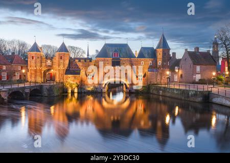 Amersfoort, Niederlande, im historischen Doppelpoort im Morgengrauen. Stockfoto