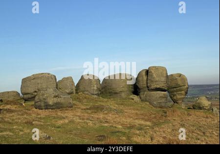 Blick auf die Spitze der Bridestone eine große Gruppe von Gritstone Felsformationen in West yorkshire Landschaft in der Nähe von todmorden Stockfoto