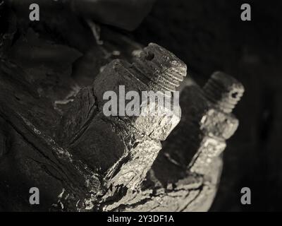 Monochrome Nahaufnahme von verrosteten Gewindemuttern und -Schrauben an alten korrodierten Industriemaschinen Stockfoto