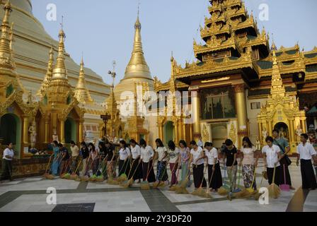 Frauen fegen die Fußböden der Shwedagon-Pagode, Yangon, Myanmar, Asien Stockfoto