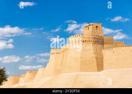 Der Wachtturm der Arche Khuna, die Festung und Residenz der Herrscher von Chiwa, in Usbekistan Außenmauern der antiken Stadt Chiwa, K. Stockfoto