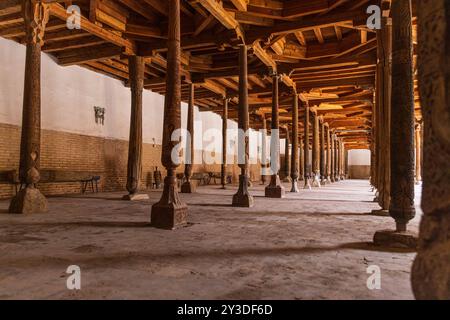 Kolonnade aus hölzernen Säulen, Inneres der Juma Moschee. Kolonnade aus hölzernen Säulen, Inneres der Juma Moschee. Berühmte Moschee von 10 Stockfoto