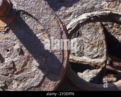 Korrodierte Eisenräder mit braunem Rost auf alten Industriemaschinen Stockfoto