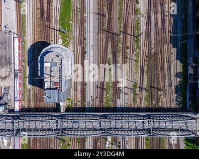 Luftaufnahme der Bahngleise nach München, Deutschland Luftaufnahme der Bahngleise und einer Brücke mit einem Eisenbahnturm München Deutschland *** LUF Stockfoto