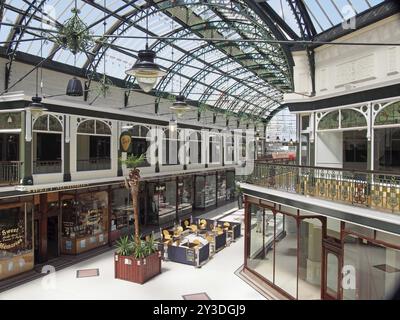 Southport, merseyside, vereinigtes Königreich, 28. juni 2019: Ein Blick auf eine überdachte viktorianische Einkaufsstraße in southport merseyside Stockfoto