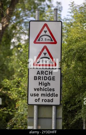 Warnschild, Straßenschild mit niedriger Bogenbrücke, Hillmorton Locks, Rugby, Großbritannien Stockfoto