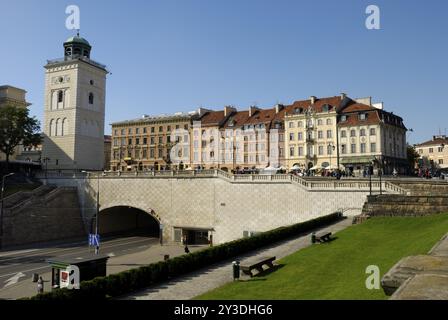 Blick vom Königsschloss auf den Glockenturm der St. Anne-Kirche, Warschau, Polen, Europa Stockfoto