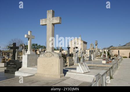 Steinkreuze auf dem Friedhof von Alcudia, Mallorca, Spanien, Europa Stockfoto