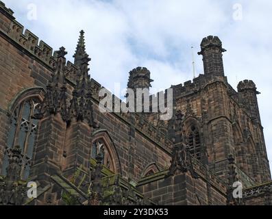 Aus nächster Nähe sehen Sie kunstvolle mittelalterliche Mauerwerke und den Turm auf der historischen Kathedrale von chester Stockfoto