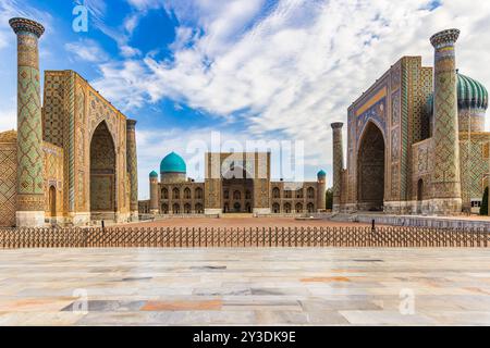 Registan-Platz mit drei Madrasahs: Ulugh Beg, Tilya-Kori und Sher-Dor in Samarkand Registan-Platz mit drei Madrasahs auf der Aussichtsplattform Stockfoto