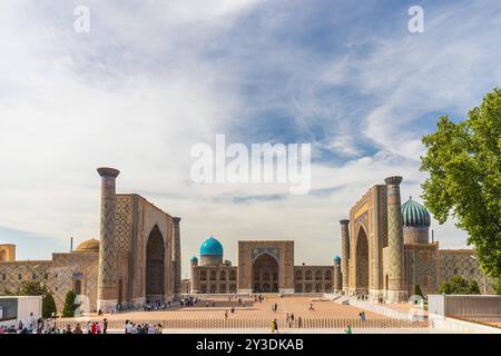 Registan-Platz mit drei Madrasahs: Ulugh Beg, Tilya-Kori und Sher-Dor in Samarkand Registan-Platz mit drei Madrasahs auf der Aussichtsplattform Stockfoto