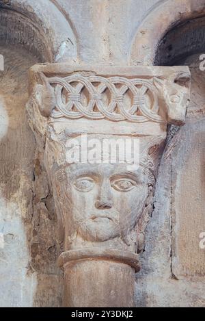 Romanische Eleganz: Verschachtelte Arches Capital in der St. James Kirche in Agüero (Aragon, Spanien) Stockfoto