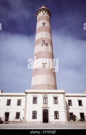 Majestätischer Leuchtturm Praia da Barra vor dem klaren blauen Himmel (Aveiro, Portugal) Stockfoto