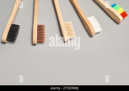 Umweltfreundliche Bambus-Zahnbürsten im Warenkorb heben nachhaltige Mundpflege hervor Stockfoto