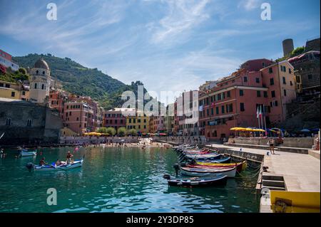 Vernazza, Italien - 10. August 2024: Kleiner Schiffshafen in der Cinque Terre Stadt Vernazza. Stockfoto